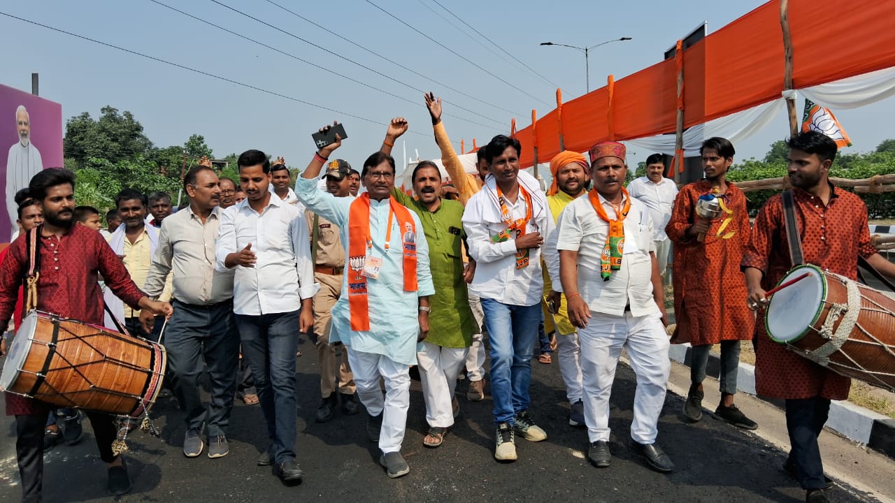 प्रधानमंत्री के स्वागत के लिए जाते अजगरा विधायक : फोटो बच्चा गुप्ता प्रधानमंत्री के स्वागत के लिए जाते अजगरा विधायक : फोटो बच्चा गुप्ता