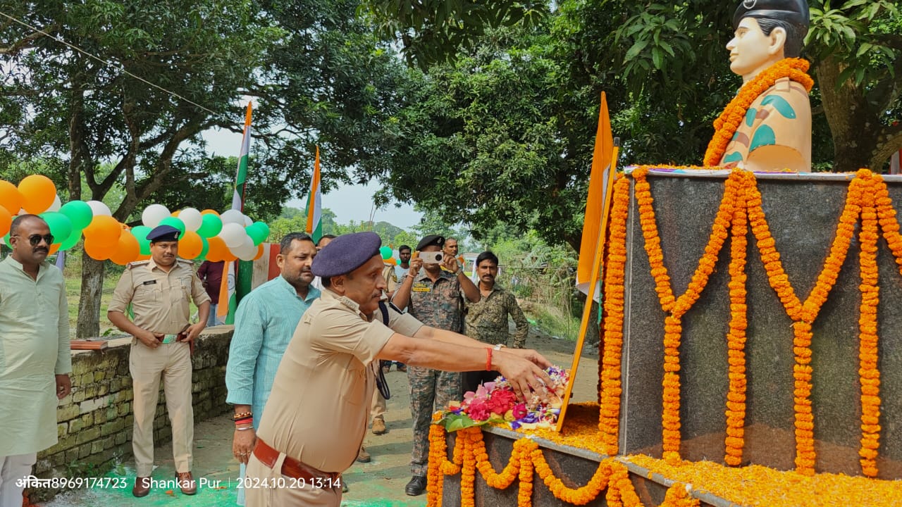 अररिया फोटो:एसडीपीओ शहीद की प्रतिमा पर पुष्प अर्पण करते अररिया फोटो:एसडीपीओ शहीद की प्रतिमा पर पुष्प अर्पण करते