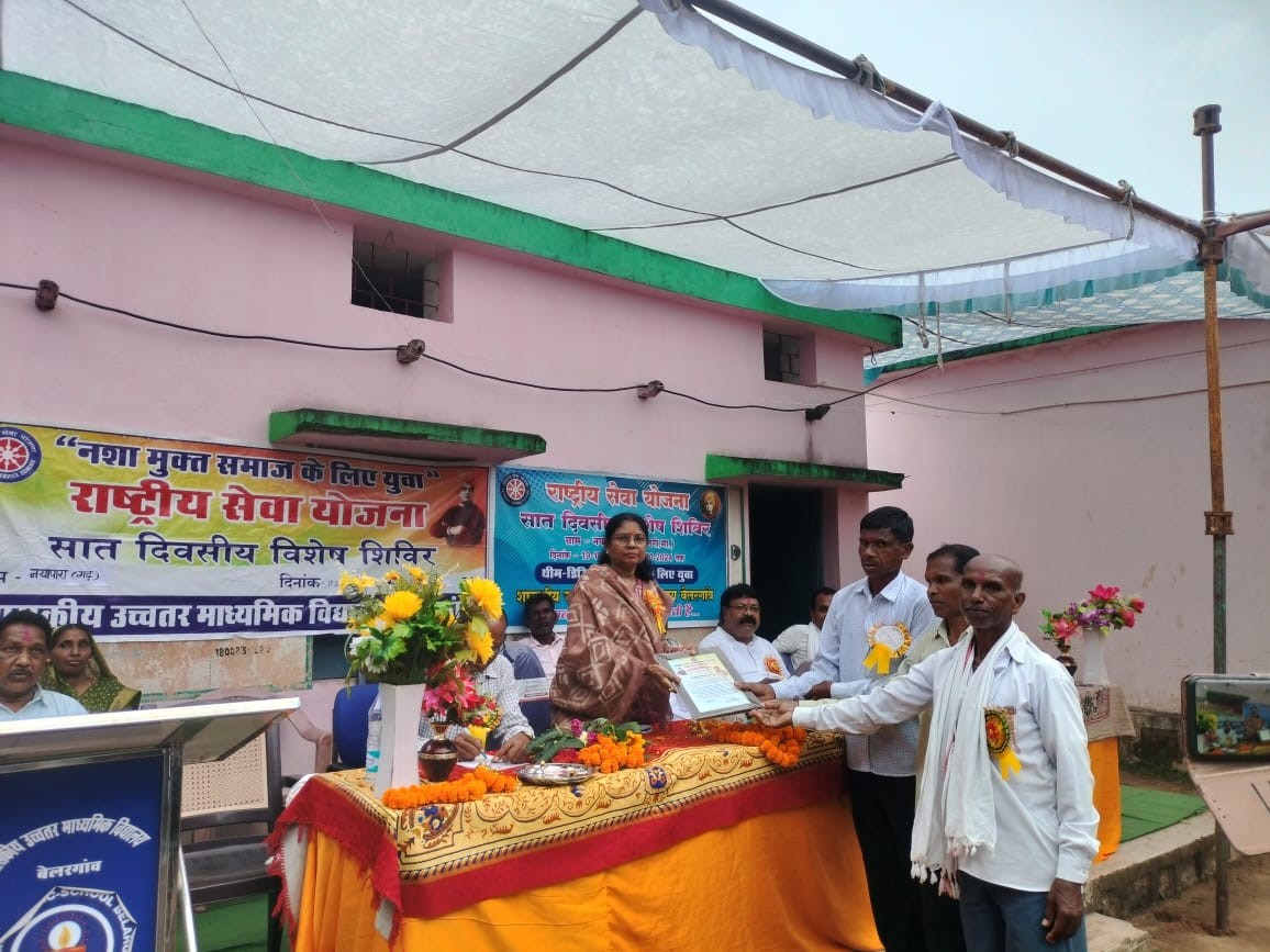 कार्यक्रम में विधायक अंबिका मरकाम को सम्मानित करते हुए ग्रामीण। कार्यक्रम में विधायक अंबिका मरकाम को सम्मानित करते हुए ग्रामीण।
