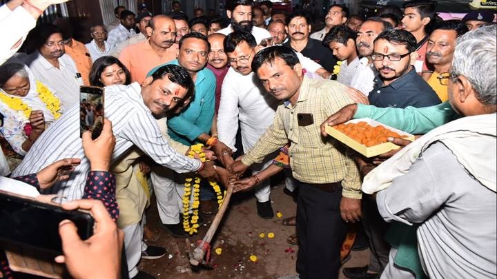 भूमिपूजन करते हुए ऊर्जा मंत्री तोमर