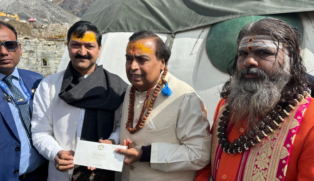 केदारनाथ धाम में पांच करोड़ की धनराशि का चैक भेंट करते हुए। केदारनाथ धाम में पांच करोड़ की धनराशि का चैक भेंट करते हुए।