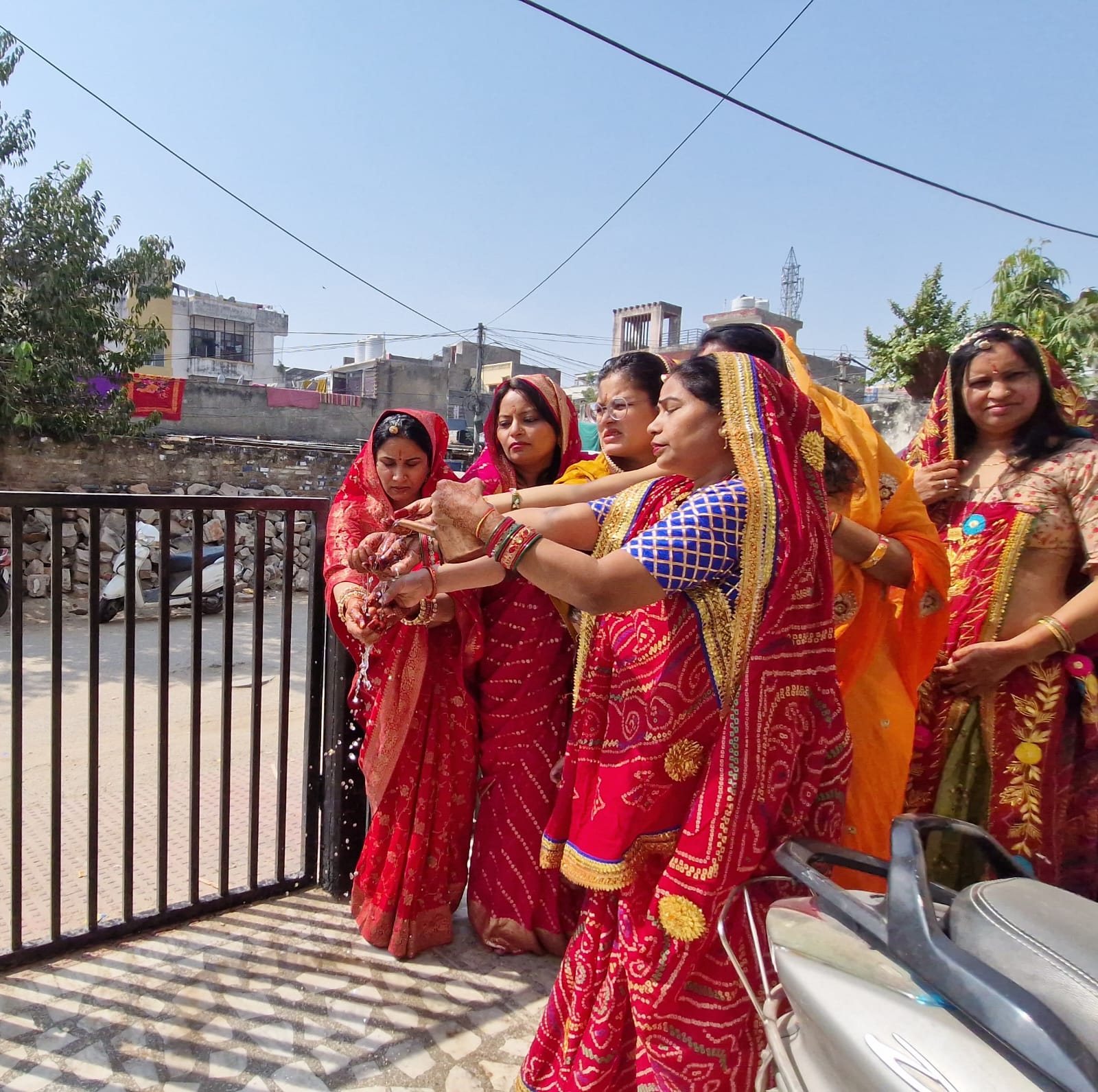 करवा चौथ पर महिलाओं ने किया निर्जला व्रत करवा चौथ पर महिलाओं ने किया निर्जला व्रत