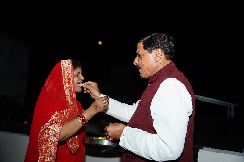 मप्रः मुख्यमंत्री डॉ. यादव ने धर्मपत्नी के साथ उज्जैन में मनाया करवा चौथ पर्व मप्रः मुख्यमंत्री डॉ. यादव ने धर्मपत्नी के साथ उज्जैन में मनाया करवा चौथ पर्व