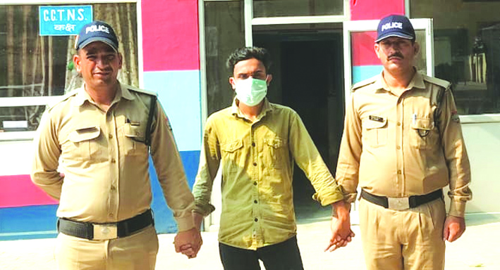पुलिस गिरफ्त में आरोपित पुलिस गिरफ्त में आरोपित