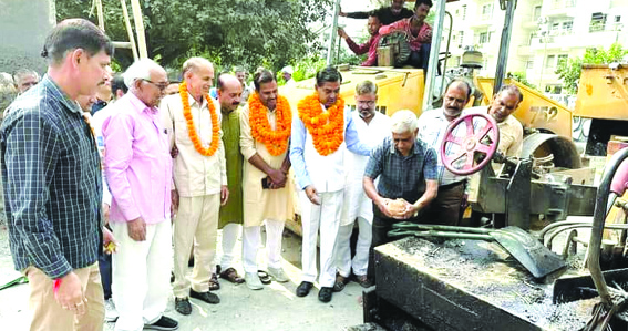 निर्माण कार्य का शुभारम्भ करते हुए निर्माण कार्य का शुभारम्भ करते हुए