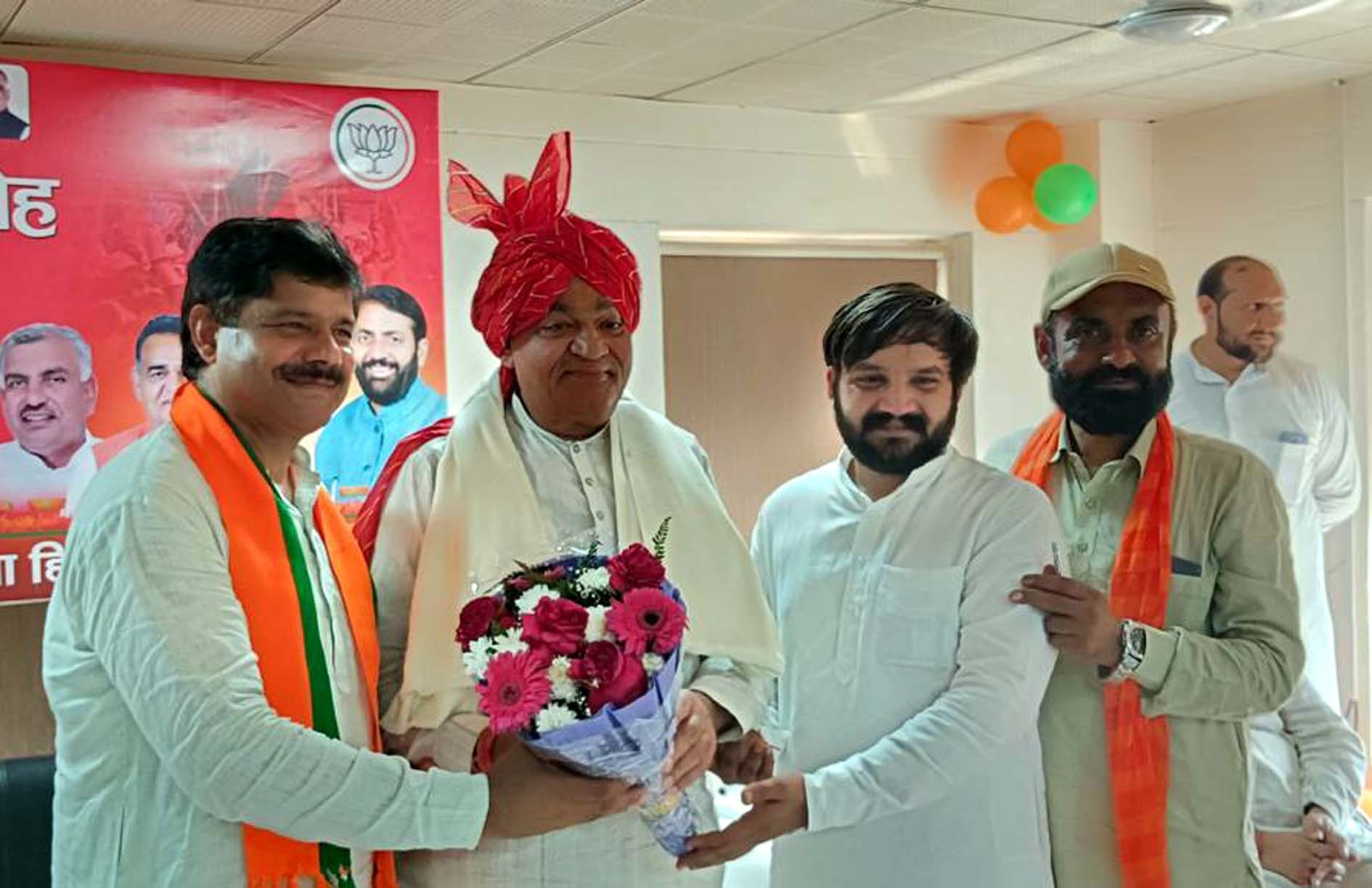 भाजपा जिला कार्यालय में हांसी विधायक विनोद भ्याणा का स्वागत करते जिला अध्यक्ष अशोक सैनी एवं अन्य पार्टीजन। भाजपा जिला कार्यालय में हांसी विधायक विनोद भ्याणा का स्वागत करते जिला अध्यक्ष अशोक सैनी एवं अन्य पार्टीजन।