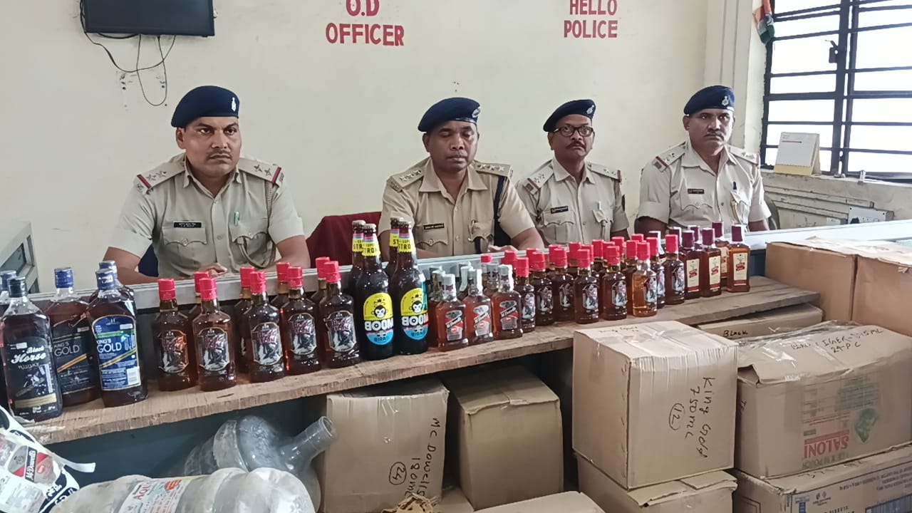 बरामद सामान और जानकारी देते एसडीपीओ बरामद सामान और जानकारी देते एसडीपीओ