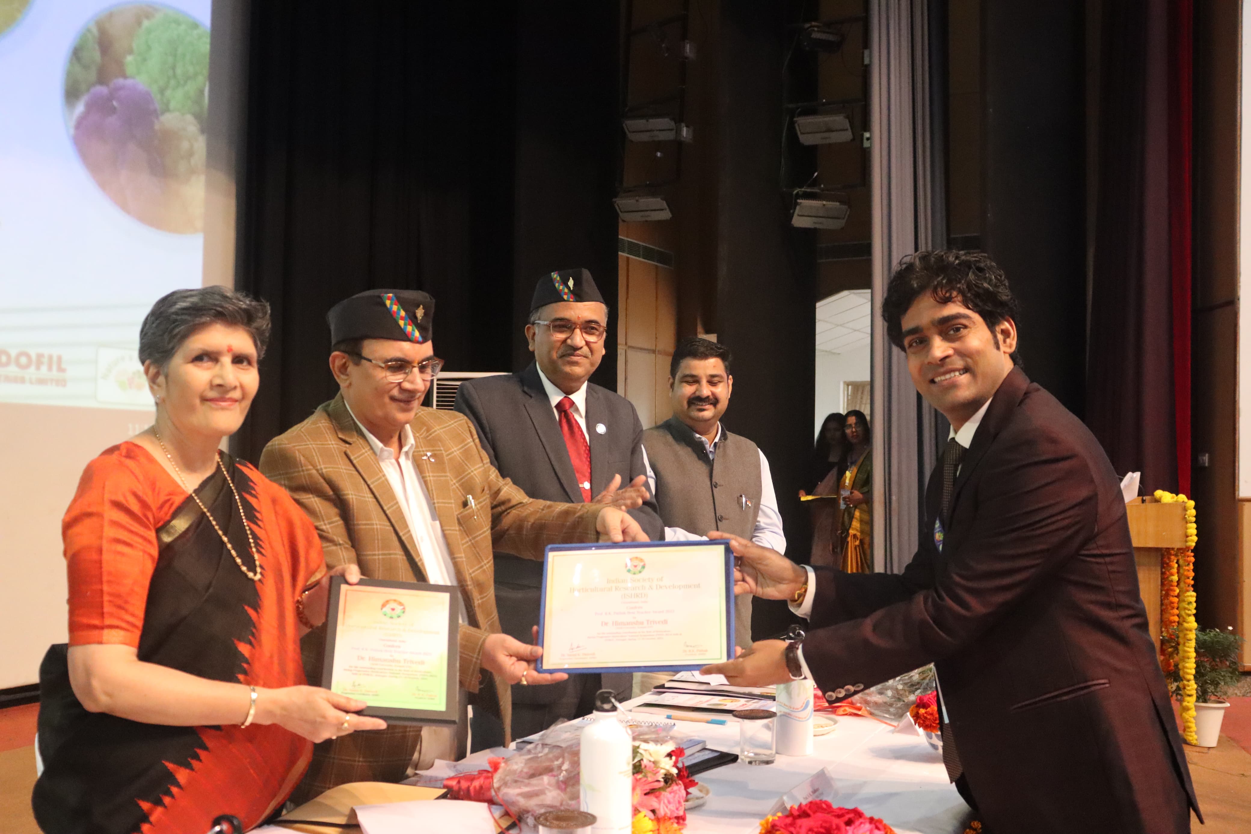 पुरस्कार प्राप्त करते सीएसजेएमयू डॉ. हिमांशु त्रिवेदी पुरस्कार प्राप्त करते सीएसजेएमयू डॉ. हिमांशु त्रिवेदी