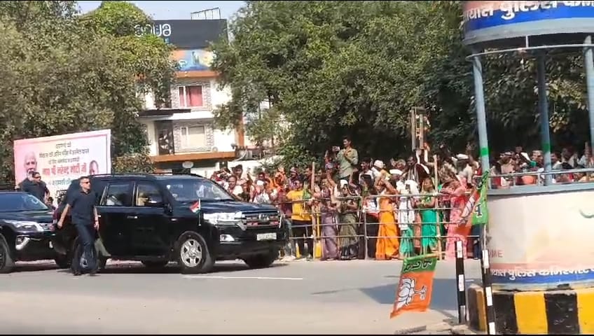 प्रधानमंत्री मोदी का काफिला : फोटो बच्चा गुप्ता प्रधानमंत्री मोदी का काफिला : फोटो बच्चा गुप्ता