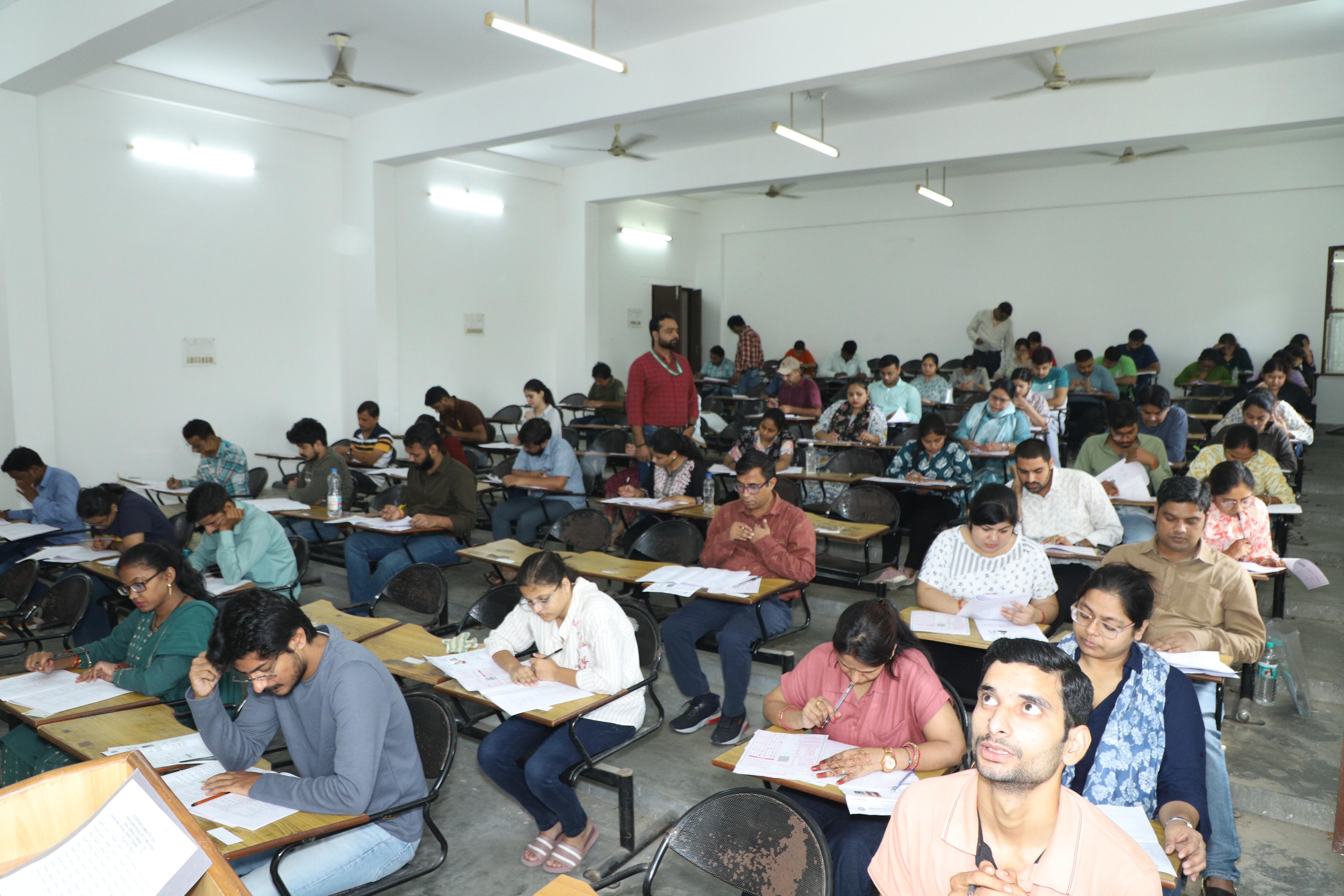 सीएसजेएमयू में पीएचडी प्रवेश परीक्षा देते परीक्षार्थी