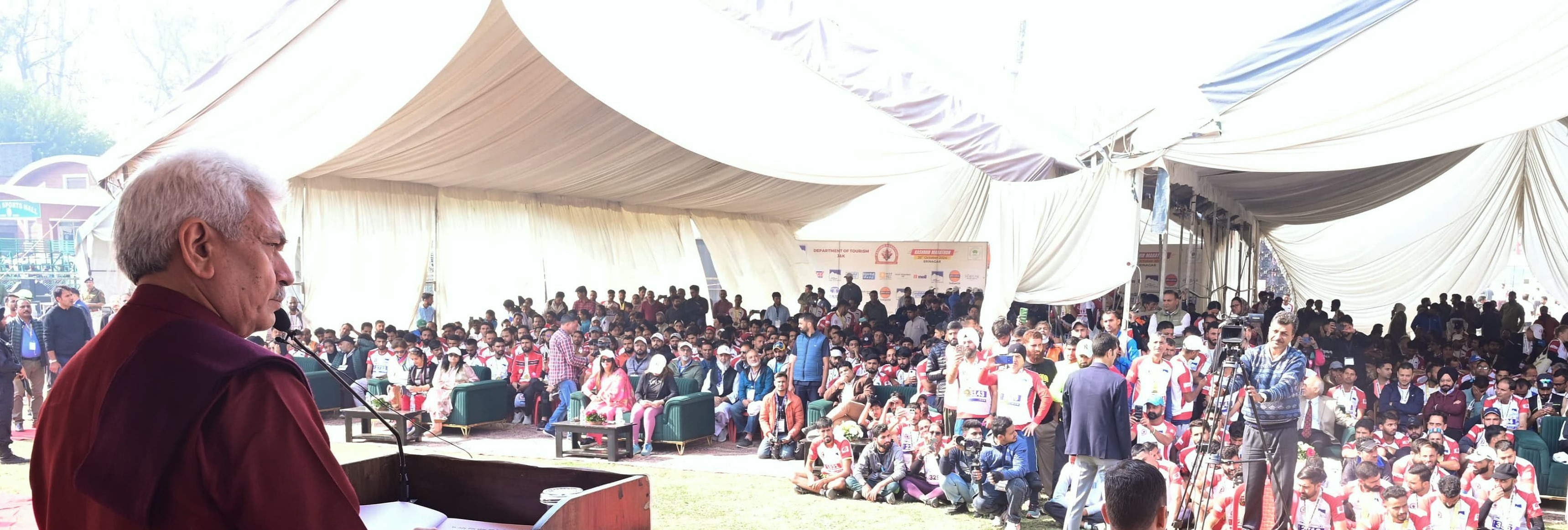 उपराज्यपाल ने जम्मू-कश्मीर में पहली बार अंतर्राष्ट्रीय मैराथन के विजेताओं को सम्मानित किया उपराज्यपाल ने जम्मू-कश्मीर में पहली बार अंतर्राष्ट्रीय मैराथन के विजेताओं को सम्मानित किया