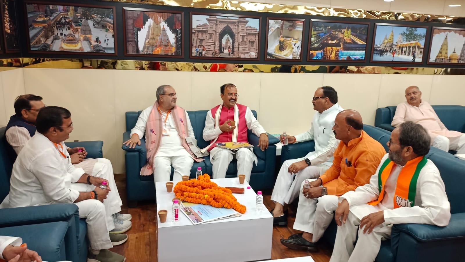 बाबतपुर एयरपोर्ट पर उपमुख्यमंत्री केशव प्रसाद मौर्य,ब्रजेश पाठक: फोटो बच्चा गुप्ता बाबतपुर एयरपोर्ट पर उपमुख्यमंत्री केशव प्रसाद मौर्य,ब्रजेश पाठक: फोटो बच्चा गुप्ता