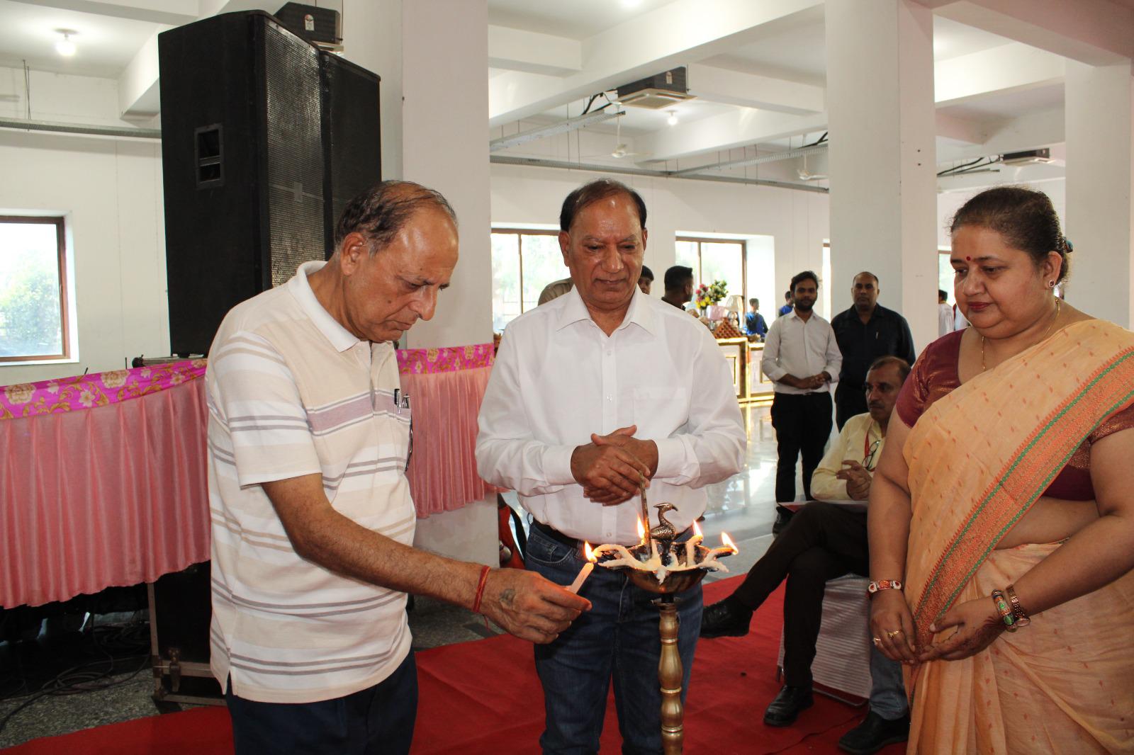 बीआईएस में निदेशक विभा रानी का स्वागत करते सुभाष जग्गा। बीआईएस में निदेशक विभा रानी का स्वागत करते सुभाष जग्गा।