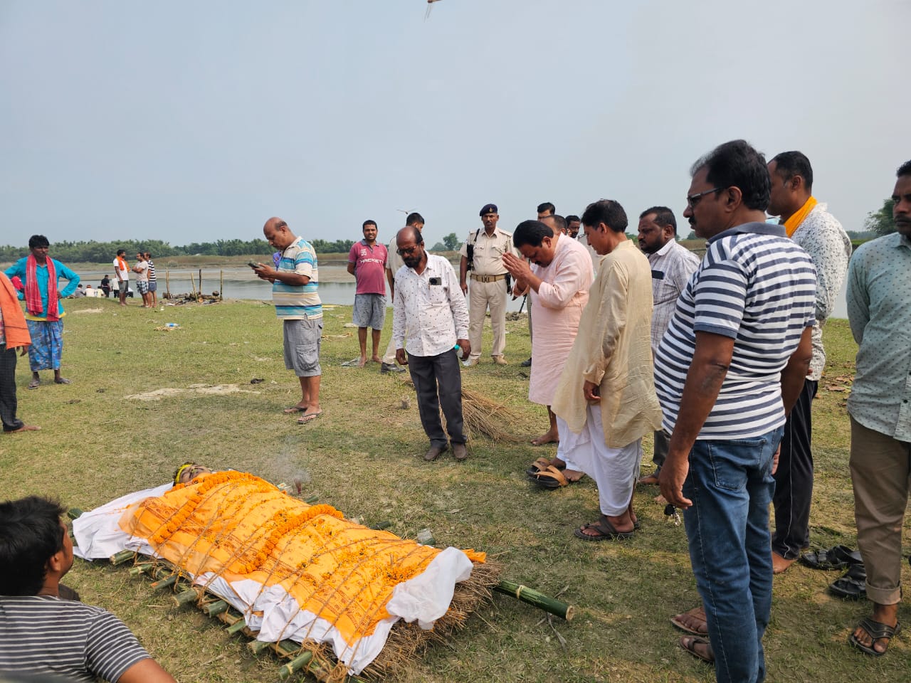अररिया फोटो: सांसद मृतक दवा कारोबारी के अंतिम संस्कार में श्रद्धांजलि देते अररिया फोटो: सांसद मृतक दवा कारोबारी के अंतिम संस्कार में श्रद्धांजलि देते