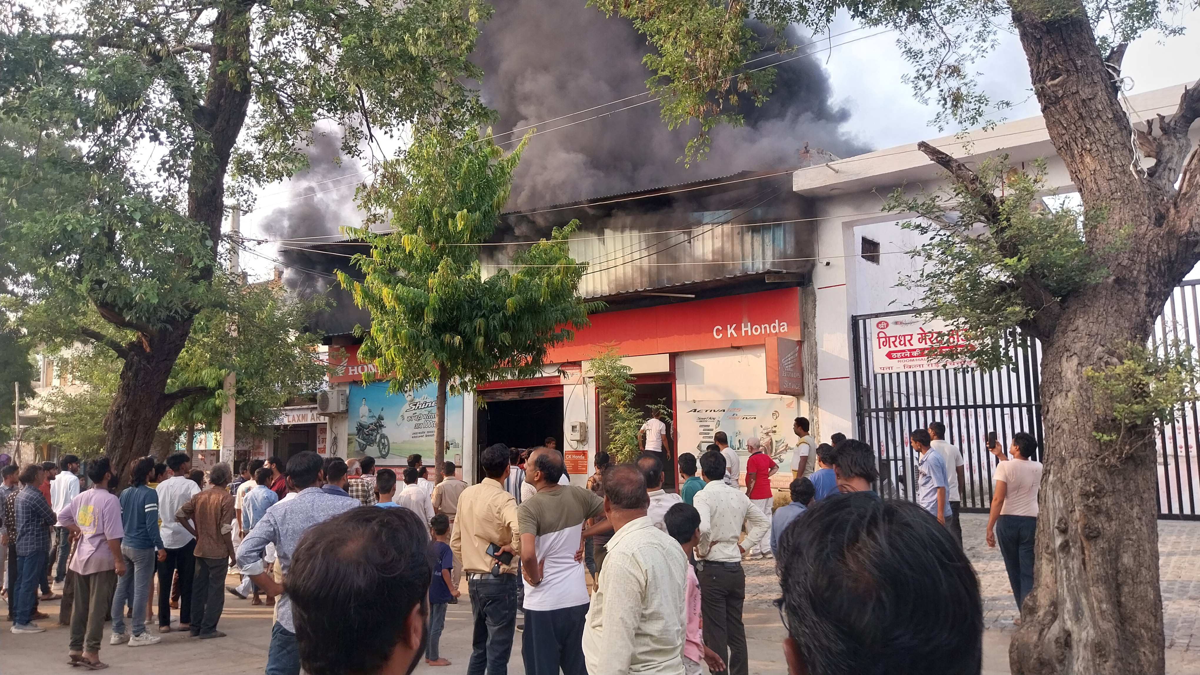 चित्तौड़गढ़ शहर में स्थित होंडा शोरूम के सर्विस सेंटर में आग के बाद मौके पर जमा भीड़। चित्तौड़गढ़ शहर में स्थित होंडा शोरूम के सर्विस सेंटर में आग के बाद मौके पर जमा भीड़।