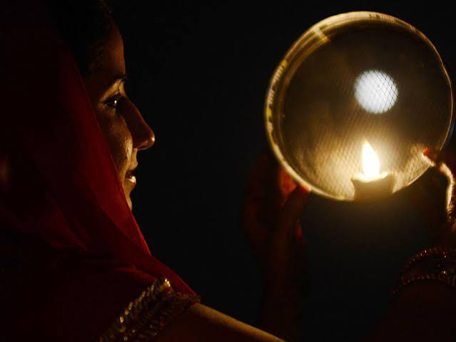 करवा चौथ : चांद के चमकते ही दमके चेहरे, सुहागिनों ने शुभ मुहूर्त में तोड़ा व्रत करवा चौथ : चांद के चमकते ही दमके चेहरे, सुहागिनों ने शुभ मुहूर्त में तोड़ा व्रत