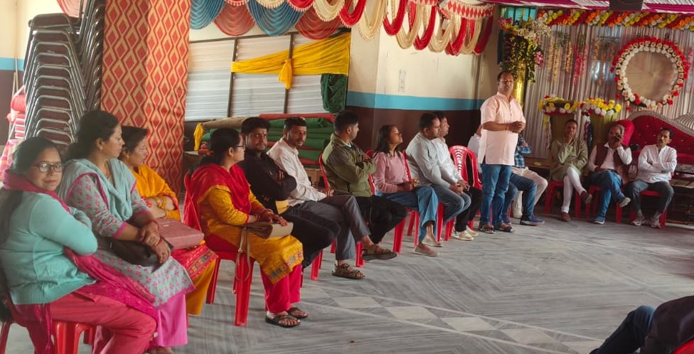 गोपेश्वर में ओपीएस की मांग को लेकर बैठक करते हुए।