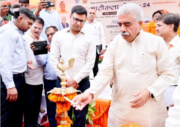 माटीकला मेले का उद्घाटन करते राकेश सचान माटीकला मेले का उद्घाटन करते राकेश सचान
