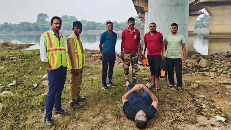 शिवनाथ नदी में व्यक्ति ने कूदकर की आत्महत्या शिवनाथ नदी में व्यक्ति ने कूदकर की आत्महत्या