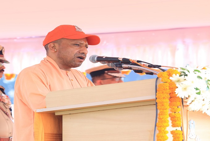 मुख्यमंत्री योगी पुलिस स्मृति दिवस पर बोलते हुए मुख्यमंत्री योगी पुलिस स्मृति दिवस पर बोलते हुए