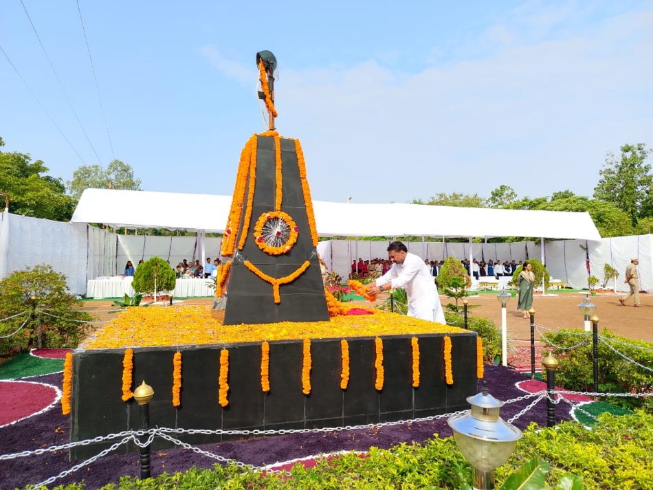 शहीद स्मारक में पुष्पांजलि अर्पित करते महापौर विजय देवांगन। शहीद स्मारक में पुष्पांजलि अर्पित करते महापौर विजय देवांगन।