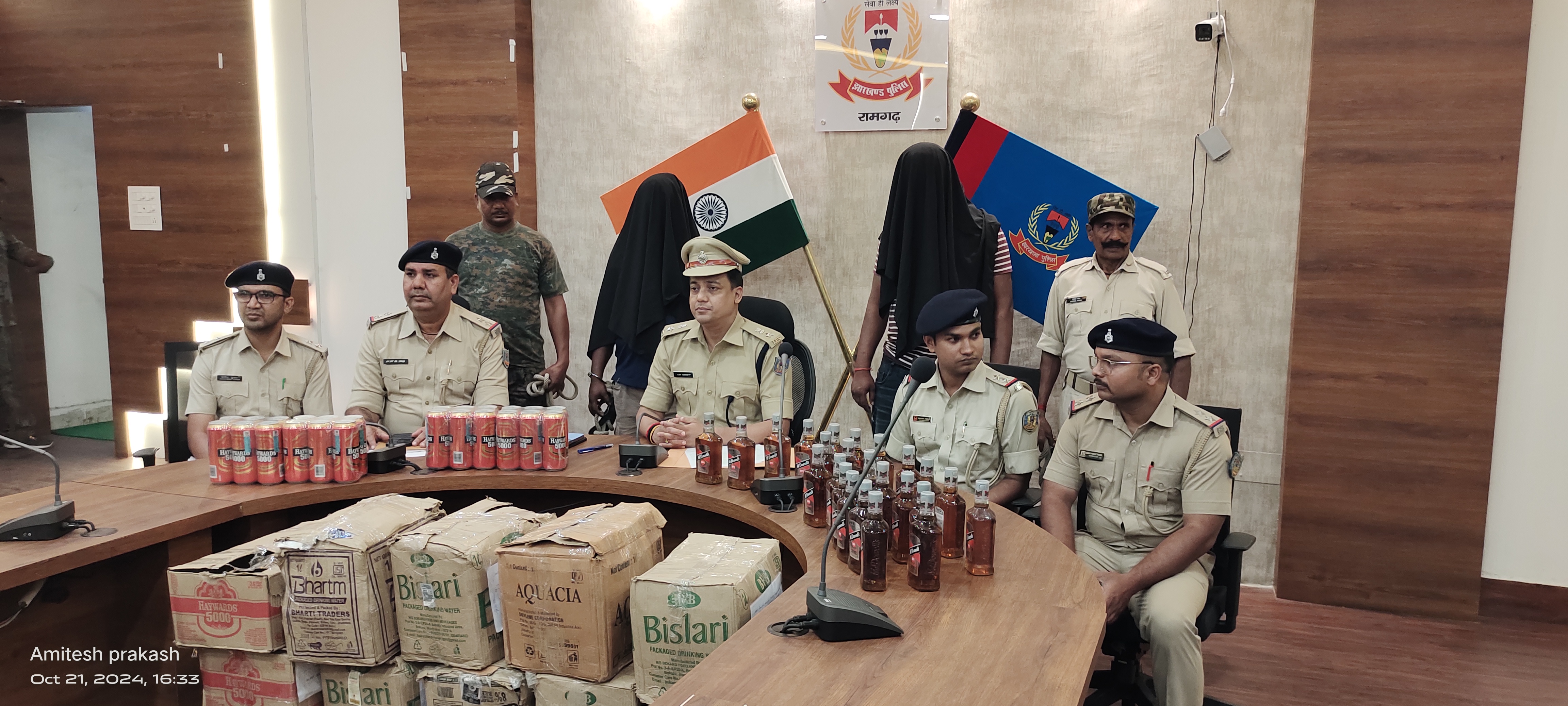 प्रेस कॉन्फ्रेंस करते एसपी अजय कुमार प्रेस कॉन्फ्रेंस करते एसपी अजय कुमार
