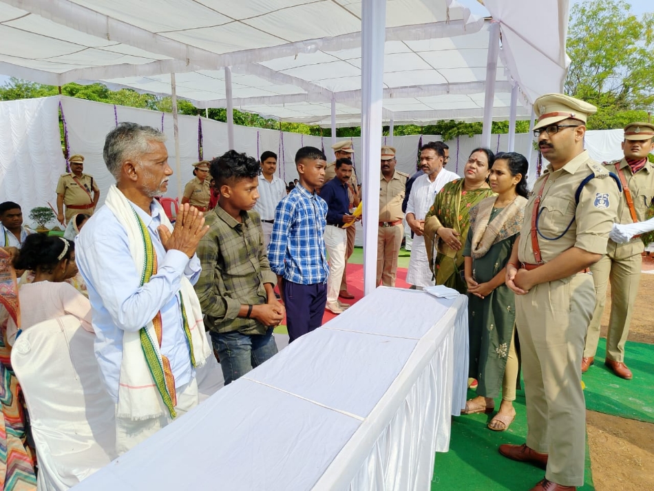 बलिदानी परिवार के सदस्यों से मिलते कलेक्टर नम्रता गांधी और पुलिस अधीक्षक अंजनेय वार्ष्णेय। बलिदानी परिवार के सदस्यों से मिलते कलेक्टर नम्रता गांधी और पुलिस अधीक्षक अंजनेय वार्ष्णेय।