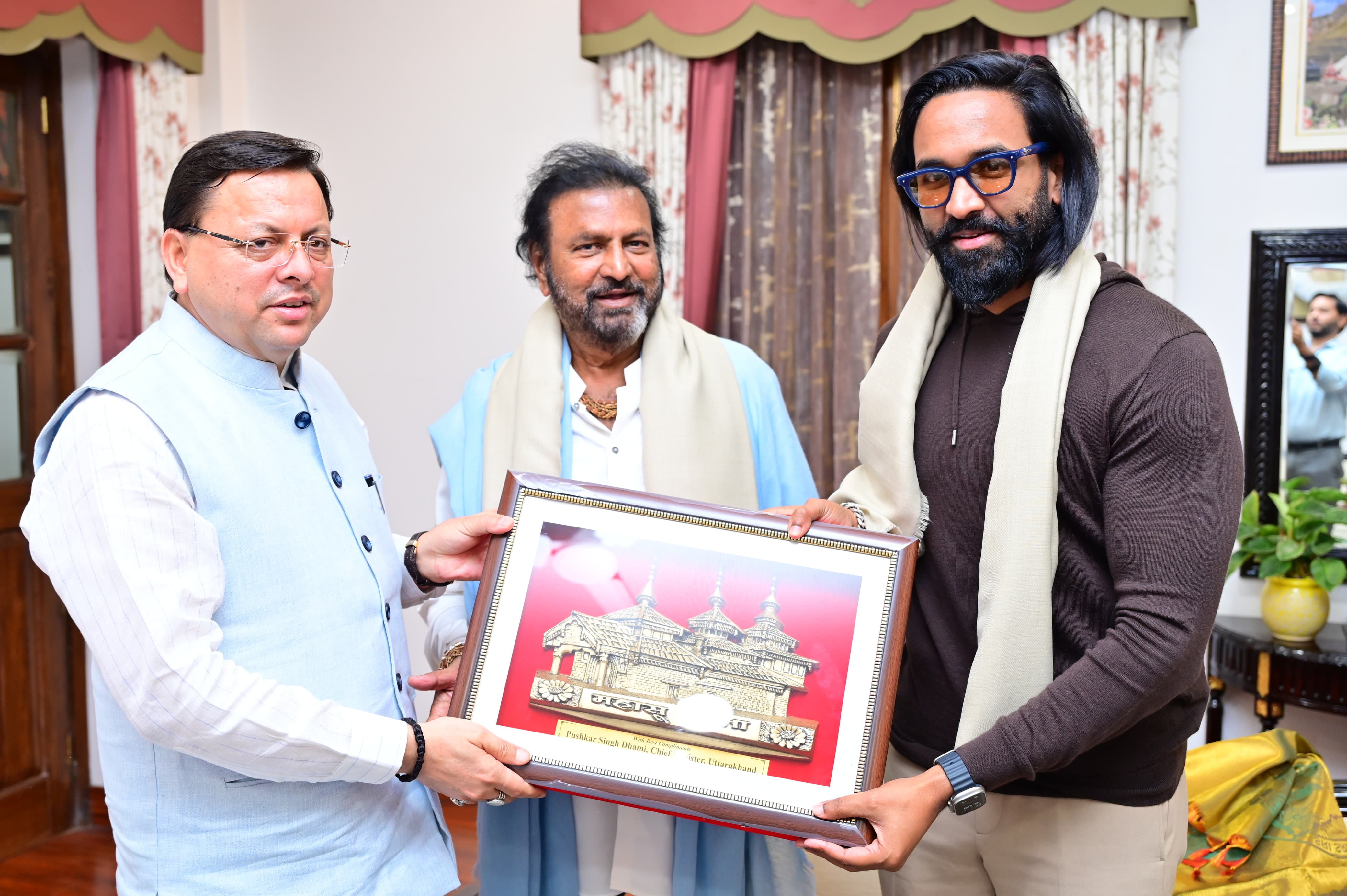 फिल्म अभिनेता मोहन बाबू सोमवार को मुख्यमंत्री आवास में मुख्यमंत्री पुष्कर सिंह धामी से भेंट करते हुए। फिल्म अभिनेता मोहन बाबू सोमवार को मुख्यमंत्री आवास में मुख्यमंत्री पुष्कर सिंह धामी से भेंट करते हुए।