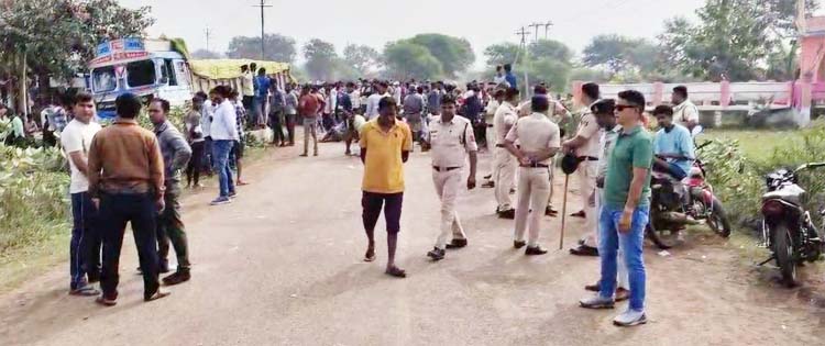 ट्रक की चपेट में आई माेटरसाइकिल