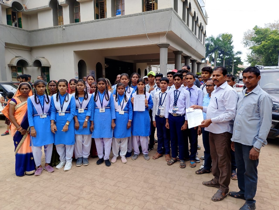 बिरेतरा स्कूल में व्याख्याता पदस्थ करने की मांग लेकर छात्र - छात्राएं और ग्रामीण जन कलेक्ट्रेट पहुंचे। बिरेतरा स्कूल में व्याख्याता पदस्थ करने की मांग लेकर छात्र - छात्राएं और ग्रामीण जन कलेक्ट्रेट पहुंचे।