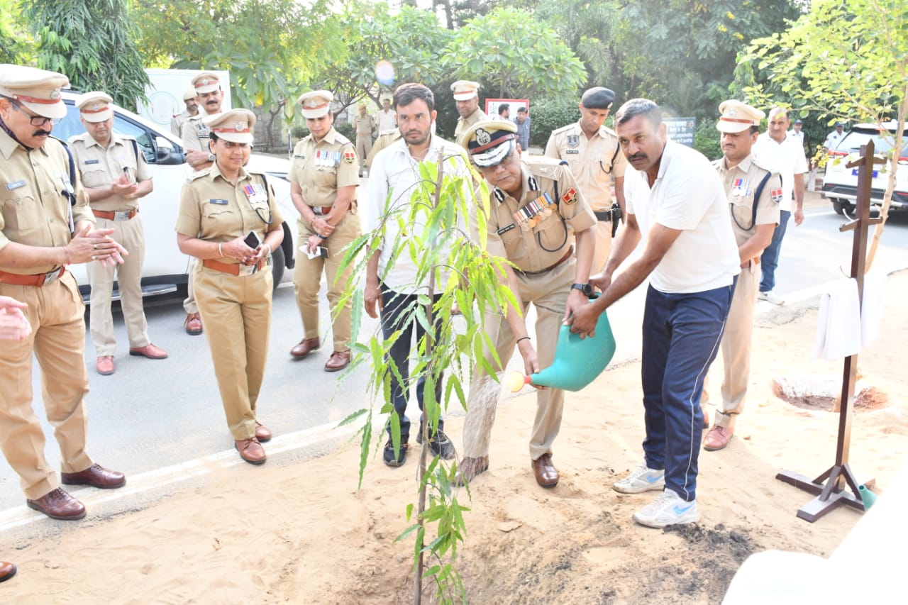 शहीदों के बलिदान से प्रेरणा लेकर देश की सेवा का संकल्प लें: पुलिस महानिदेशक शहीदों के बलिदान से प्रेरणा लेकर देश की सेवा का संकल्प लें: पुलिस महानिदेशक