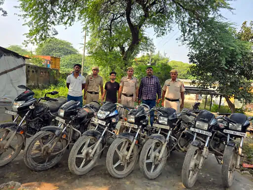 पुलिस की गिरफ्त में आरोपी व बरामद की गई बाइक। पुलिस की गिरफ्त में आरोपी व बरामद की गई बाइक।