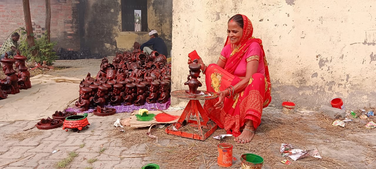त्योहारी मांग पर 30 ट्रक टेराकोटा उत्पादों की हुई अन्य राज्यों में आपूर्ति* त्योहारी मांग पर 30 ट्रक टेराकोटा उत्पादों की हुई अन्य राज्यों में आपूर्ति*