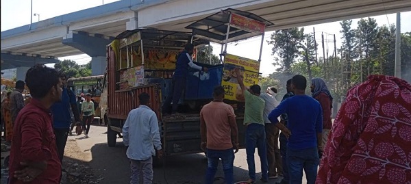 निगम अमले ने हटाए एम.पी.नगर, बोर्ड आफिस क्षेत्र से अतिक्रमण निगम अमले ने हटाए एम.पी.नगर, बोर्ड आफिस क्षेत्र से अतिक्रमण