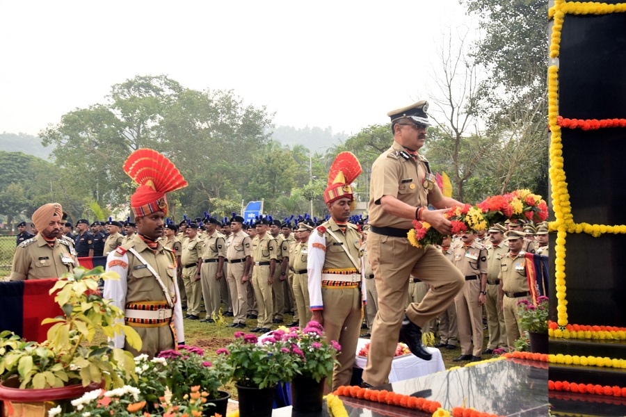 पुलिस स्मृति दिवस के अवसर पर सीसुब, गुवाहाटी फ्रंटियर मुख्यालय में शहीदों को श्रद्धांजलि अर्पित करते महानिरीक्षक संजय गौड़