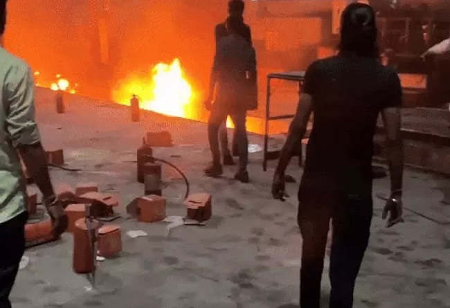 रेलवे के कोचिंग डिपो में लगी आग रेलवे के कोचिंग डिपो में लगी आग