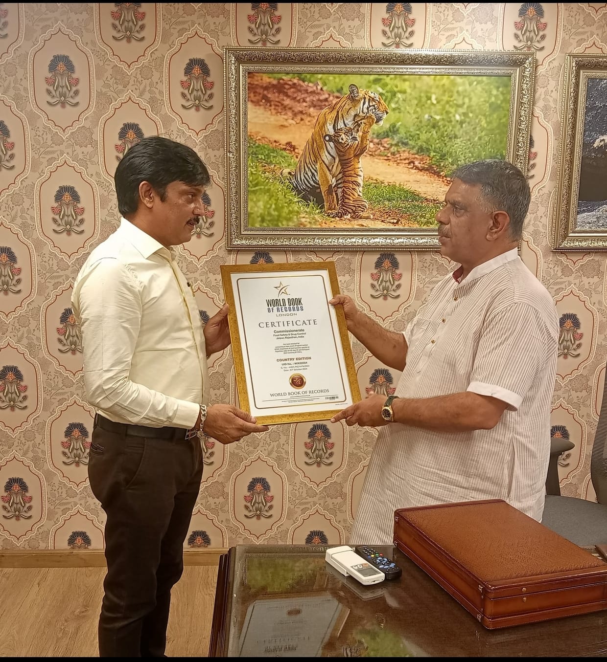 खाद्य सुरक्षा आयुक्तालय को मिला वर्ल्ड रिकॉर्ड का प्रमाण पत्र खाद्य सुरक्षा आयुक्तालय को मिला वर्ल्ड रिकॉर्ड का प्रमाण पत्र