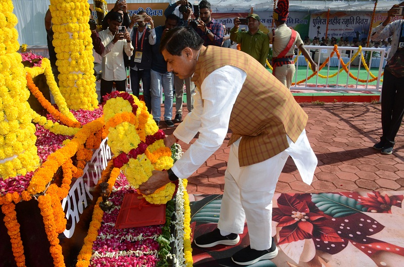 पुलिस स्मृति दिवस पर वीर शहीदों को नमन करते हुए मुख्यमंत्री पुलिस स्मृति दिवस पर वीर शहीदों को नमन करते हुए मुख्यमंत्री