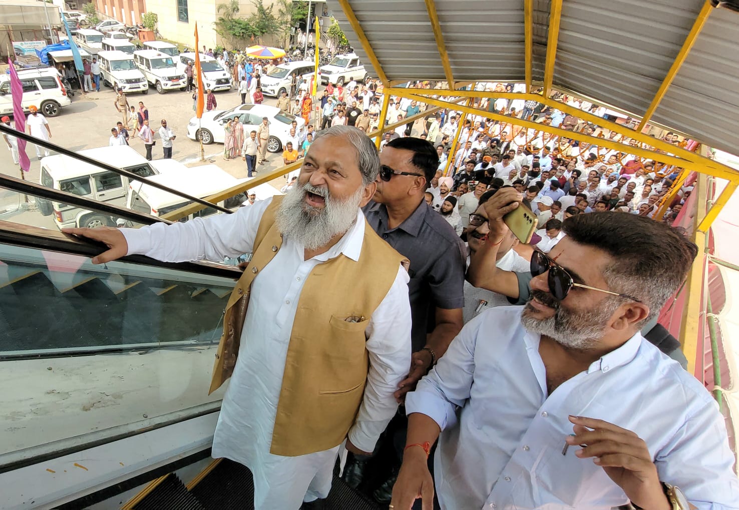 अंबाला में अस्पताल के एस्केलेटर का उदघाटन करते अनिल विज अंबाला में अस्पताल के एस्केलेटर का उदघाटन करते अनिल विज