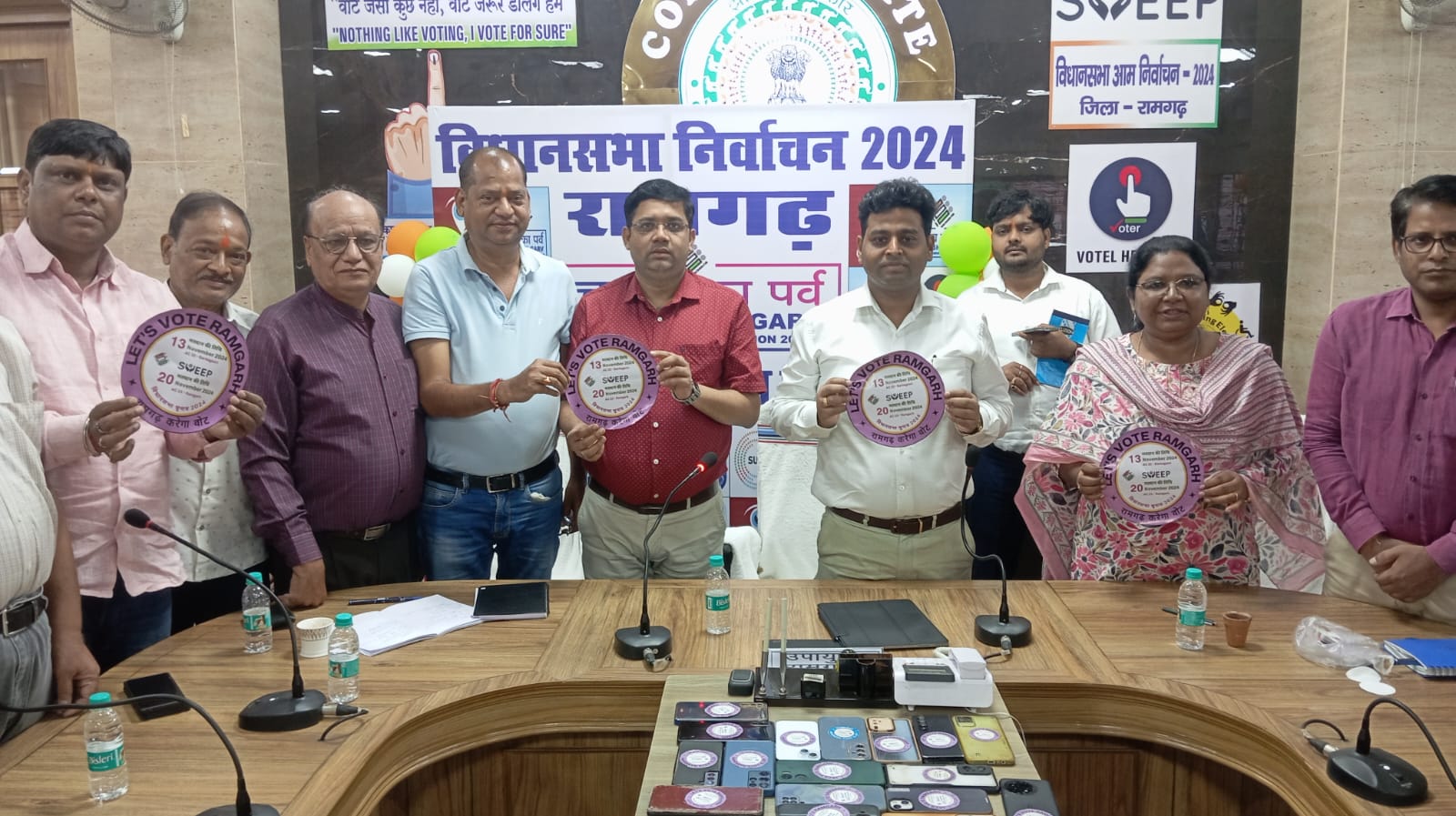 लोकार्पण करते अधिकारी