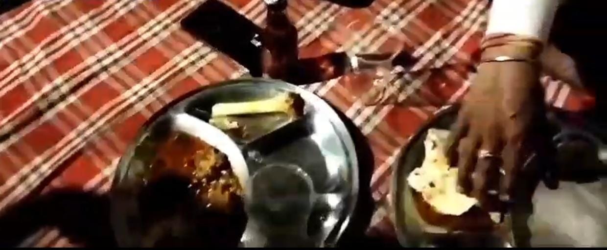दारू मांस का सेवन करते हुए दारू मांस का सेवन करते हुए