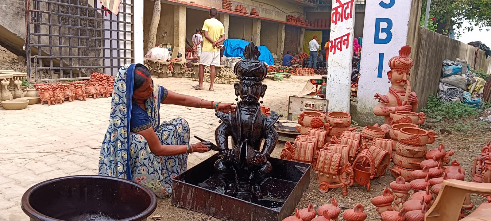 त्योहारी मांग पर 30 ट्रक टेराकोटा उत्पादों की हुई अन्य राज्यों में आपूर्ति* त्योहारी मांग पर 30 ट्रक टेराकोटा उत्पादों की हुई अन्य राज्यों में आपूर्ति*