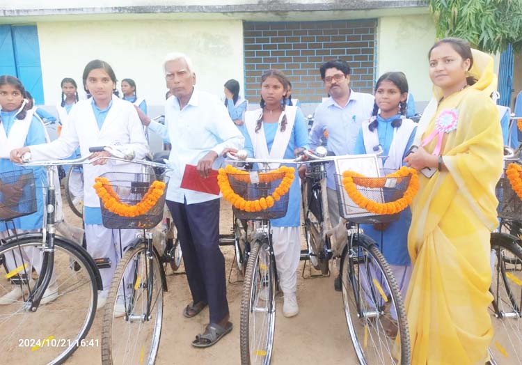 मंत्री लक्ष्मी राजवाड़े छात्राओं को साइकिल बांटती हुई मंत्री लक्ष्मी राजवाड़े छात्राओं को साइकिल बांटती हुई