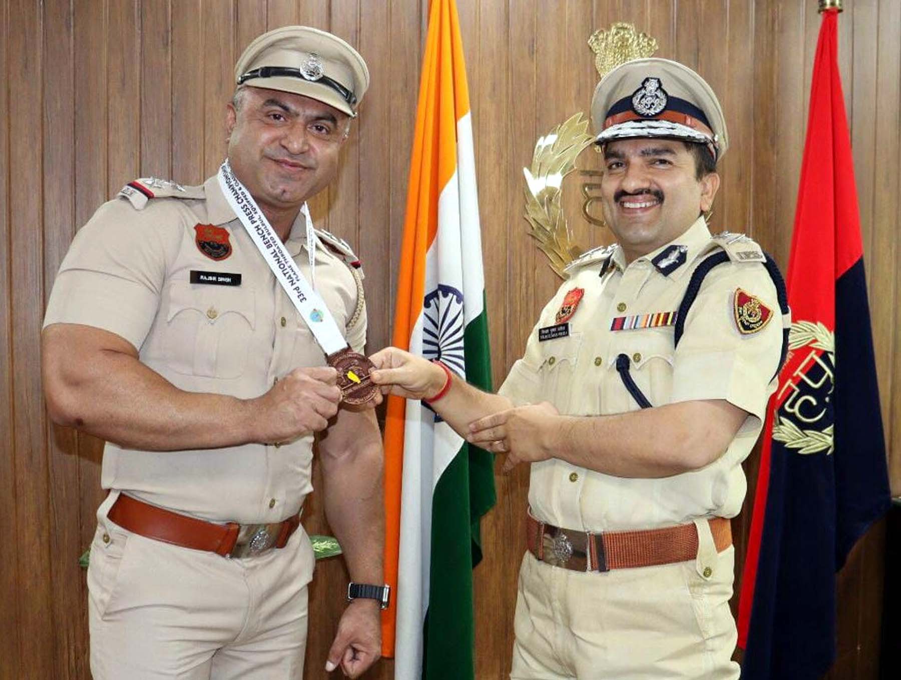 फोटो नंबर-06: मेडल विजेता उप-निरीक्षक राजबीर सिंह को सम्मानित करते सीपी विकास कुमार अरोड़ा। फोटो नंबर-06: मेडल विजेता उप-निरीक्षक राजबीर सिंह को सम्मानित करते सीपी विकास कुमार अरोड़ा।