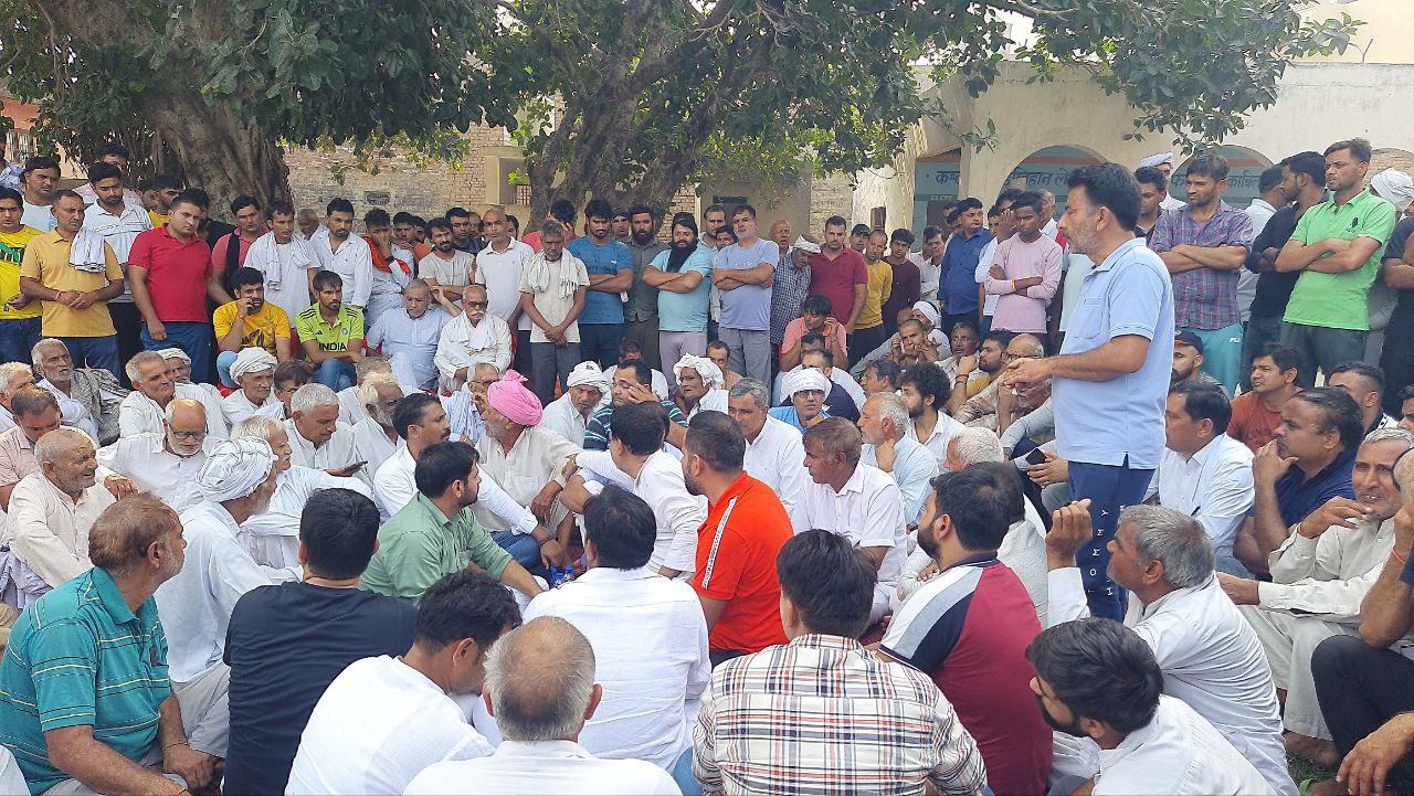 फोटो कैप्शन 21आरटीके1 : गांव ईस्माइला स्थित सरकारी स्कूल में पंचायत के दौरान उपस्थित ग्रामीण फोटो कैप्शन 21आरटीके1 : गांव ईस्माइला स्थित सरकारी स्कूल में पंचायत के दौरान उपस्थित ग्रामीण
