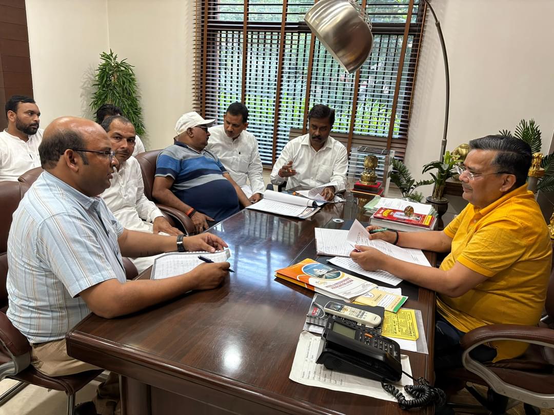 बैठक लेते पर्यटन मंत्री बैठक लेते पर्यटन मंत्री