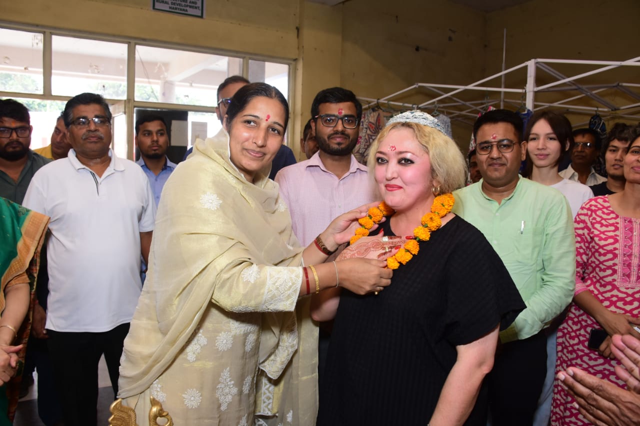 हस्तशिल्प मेले में उज़्बेकिस्तान से आई एक हस्तशिल्प का स्वागत करती नगर परिषद बहादुरगढ़ की अध्यक्ष सरोज रमेश राठी। हस्तशिल्प मेले में उज़्बेकिस्तान से आई एक हस्तशिल्प का स्वागत करती नगर परिषद बहादुरगढ़ की अध्यक्ष सरोज रमेश राठी।