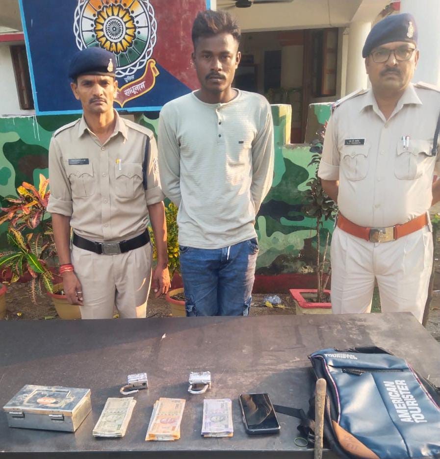 जब्त मोबाइल व नकदी के साथ गिरफ्तार आरोपित। जब्त मोबाइल व नकदी के साथ गिरफ्तार आरोपित।