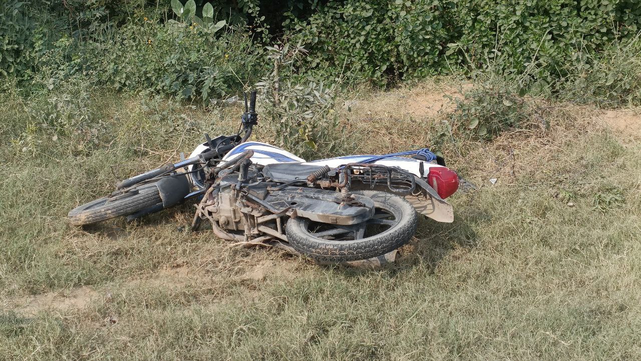 21आरटीके2 : पार्षद प्रतिनिधि के बेटे की सडक़ किनारे पड़ी क्षतिग्रस्त मोटरसाइकिल ---------- 21आरटीके2 : पार्षद प्रतिनिधि के बेटे की सडक़ किनारे पड़ी क्षतिग्रस्त मोटरसाइकिल ----------