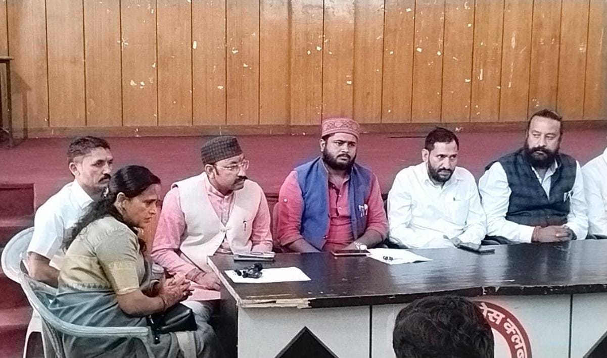 प्रेस क्लब में मीडिया से बातचीत करते राष्ट्रवादी रीजनल पार्टी के पदाधिकारी। प्रेस क्लब में मीडिया से बातचीत करते राष्ट्रवादी रीजनल पार्टी के पदाधिकारी।